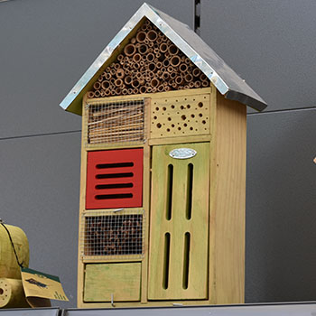 les maisons à insectes pour abriter les abeilles
